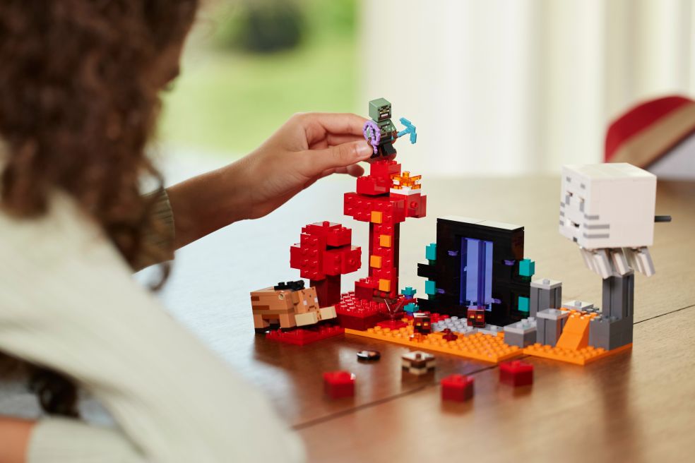 Hinderlaag bij het Nether-portaal - Lego Minecraft 5702017583310