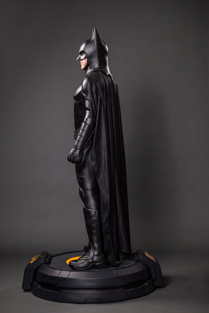 The Flash Life-Size Statue Batman Keaton 2 211 cm 0096224883550